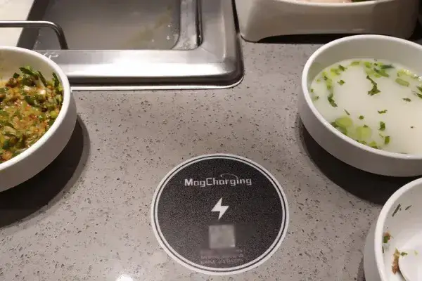 wireless-charging-restaurant-table