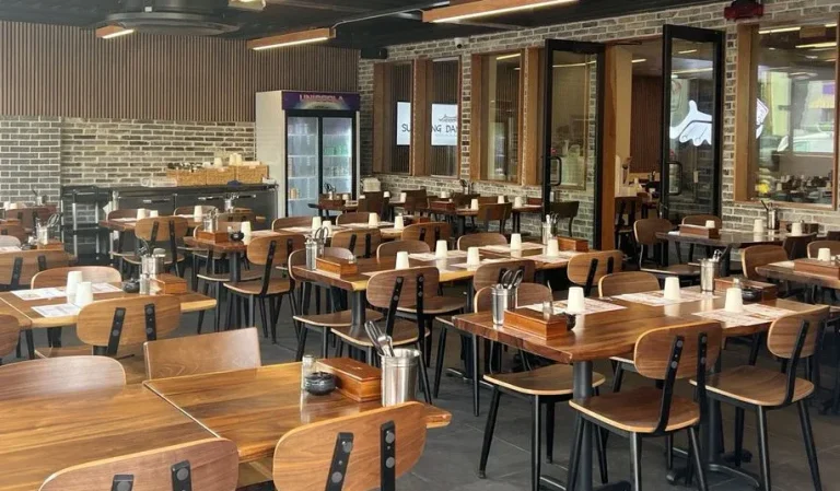 quick-service vs full-service restaurant furniture