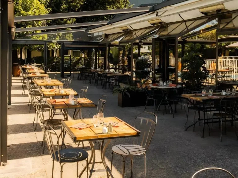 how to choose restaurant tables for outdoor dining areas